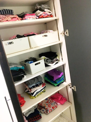 子供服の収納 1階に 畳む収納 で使いやすく Racram ラクラム ラクにゆったり暮らしを楽しむブログ