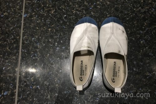 泥だらけの布製体育館シューズは、ウタマロ石鹸で汚れを落とすことができるのか実験レビュー