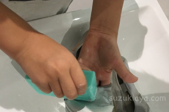 小学1年生が自分でウタマロ石鹸を使って上靴を洗う