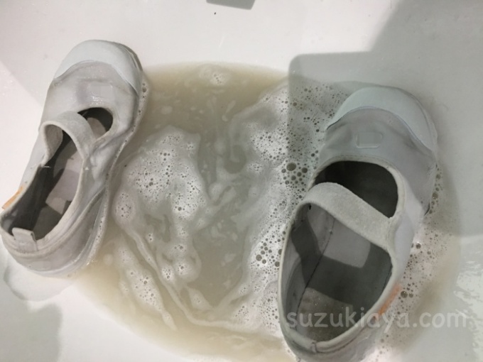 ウタマロ石鹸で洗った上靴から出た汚れ