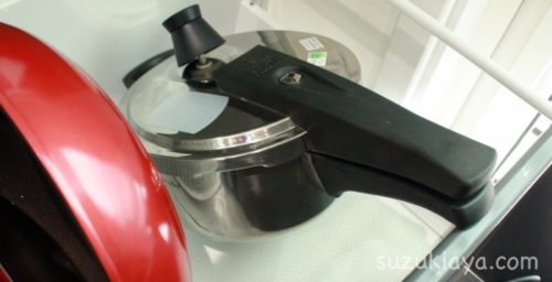 圧力鍋の取っ手が突っ張り棒に引っかかって使いやすい収納