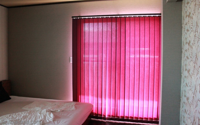 寝室のバーチカルカーテンは紫の遮光