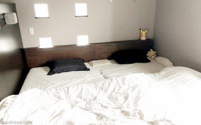 寝室のベッド
