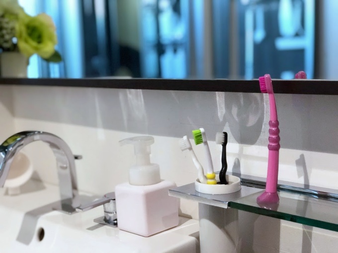 洗面所にあるカワジュンの歯ブラシ置き