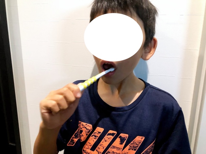 歯医者さんおすすめの「クラプロックス」の子供歯ブラシ「ATA」を9歳の子供が使って磨いているところ