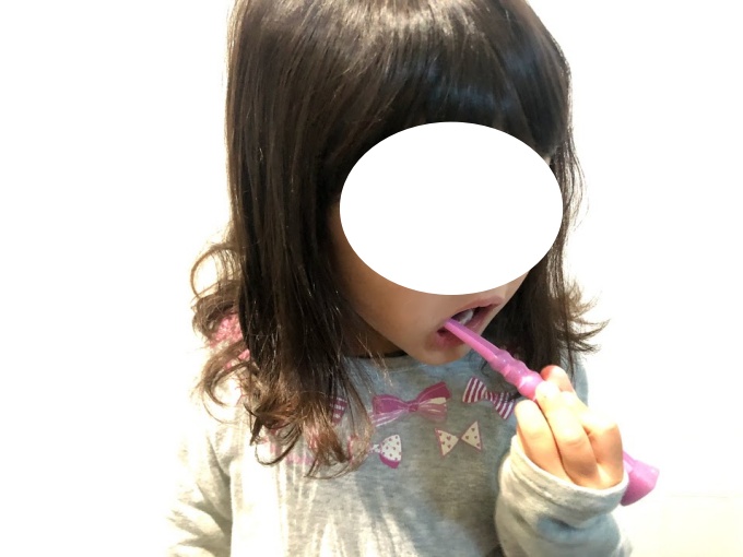歯医者さんおすすめの「クラプロックス」の子供歯ブラシ「クラキッズ」を4歳の子供が使って磨いているところ