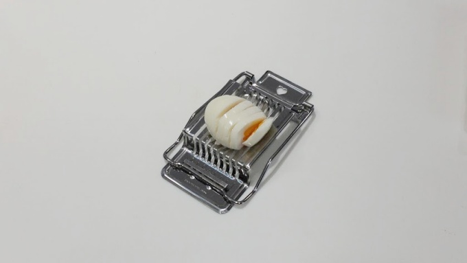 SALUS 佐藤金属興業のオールステンレス「縦横兼用卵切り器」でゆで卵をスライス
