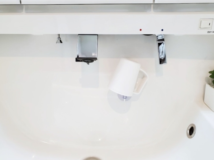 「ニトリ」吸盤で取り付ける「水切りコップスタンド」を取り付けた洗面台