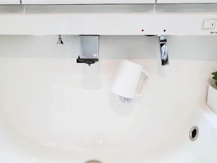 ニトリの 吸盤水切りコップスタンド で洗面コップを浮かせる収納に 壁面 平面どちらでもok Racram ラクラム ラクにゆったり暮らしを楽しむブログ