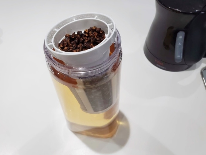 ニトリ「横置きできる茶こし付きワンプッシュ冷水筒2.1L」で麦茶を沸かす