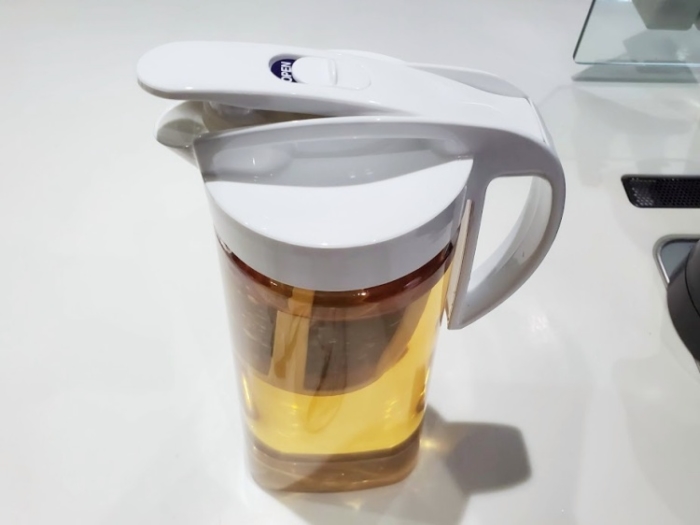 ニトリ「横置きできる茶こし付きワンプッシュ冷水筒2.1L」で麦茶を沸かす