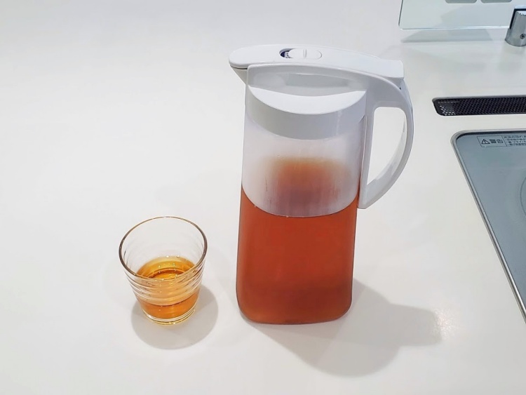 ニトリ「横置きできる茶こし付きワンプッシュ冷水筒2.1L」