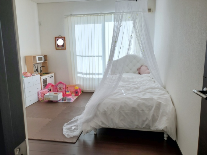 5歳女の子の子供部屋。姫系インテリアの天蓋付きプリンセスベッド