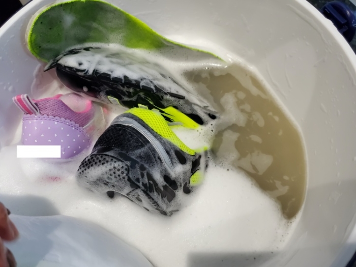 シービージャパン バケツ型小型洗濯機で洗った子どもの運動靴