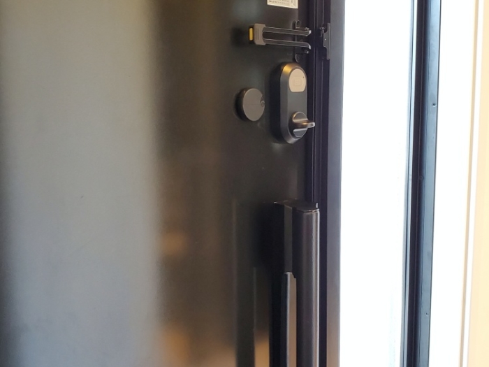 ミドリ　マグネットダンボールカッターは玄関ドアに張り付けられる