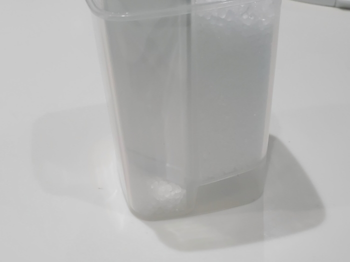 セリアの「ひとふりで軽量できる粉末洗剤ボトル」の仕切りで分けられる5g