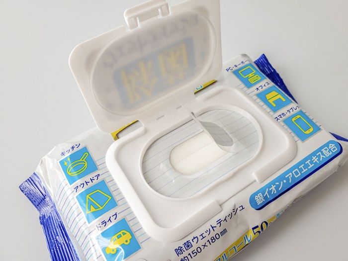 ワンタッチで開けられる蓋の下には粘着シールが付いていて乾燥を予防