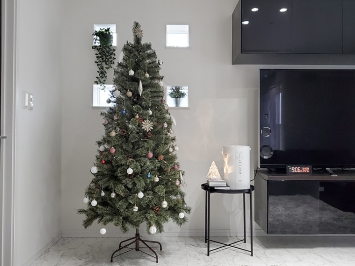 アルザスクリスマスツリー180cmに電池式LEDライトの電飾「Candor」を飾った