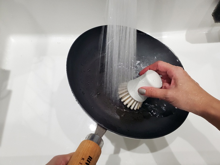 マーナ「抗菌キッチンブラシ」で鉄フライパンを洗う