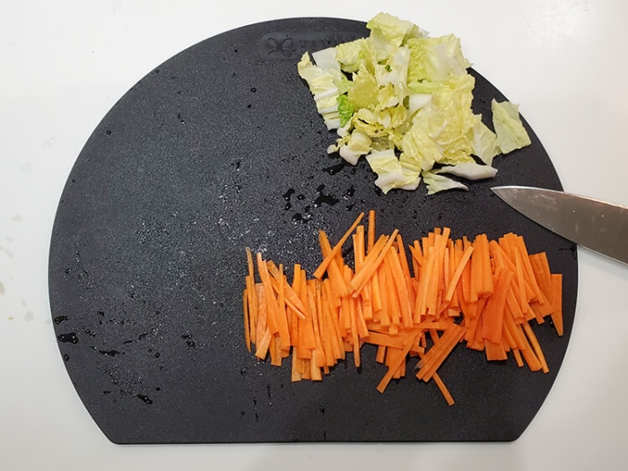 エラストマーのまな板「HANAKO」で野菜を切る