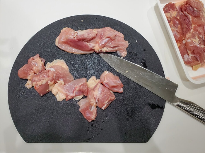 GLOBAL ISTの万能包丁19cmで取りもも肉を切る