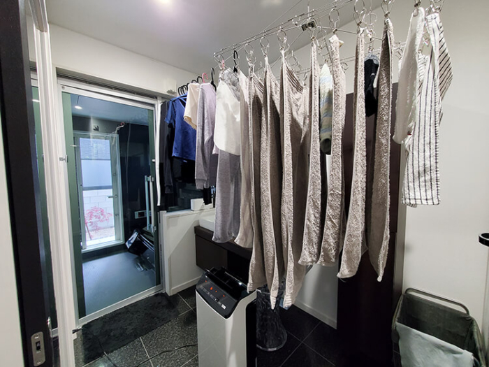 CORONA衣類乾燥除湿機（CD-WH1822）で脱衣所兼ランドリールームで部屋干し