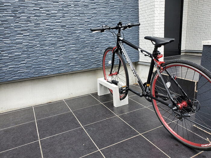コンクリート製の自転車スタンドで倒れる問題を解決