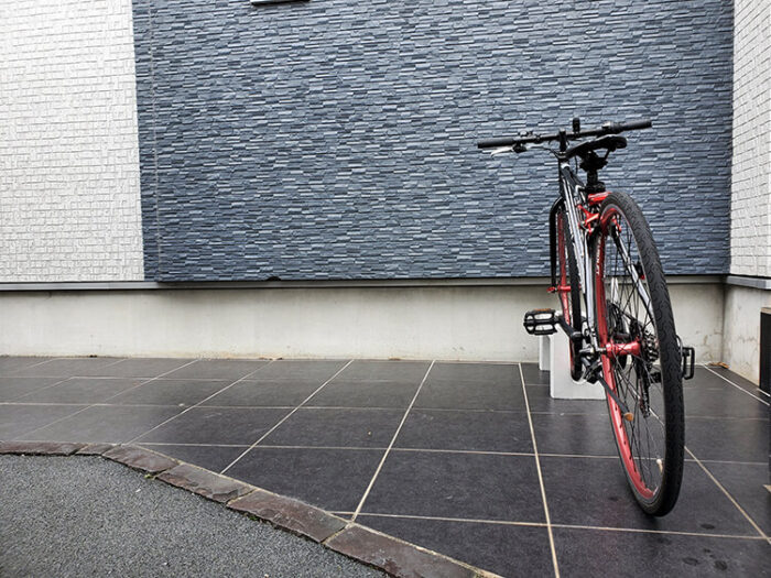 おしゃれで丈夫なコンクリート製の自転車スタンド
