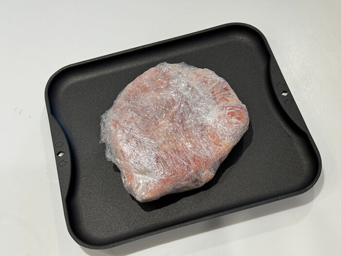 IWANOの「一発解凍プレート」で鶏肉を溶かす