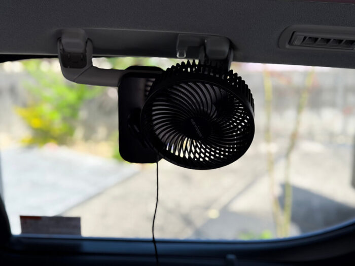 卓上扇風機Keynice「KN-893」を車内のアシストグリップに取り付けて使う